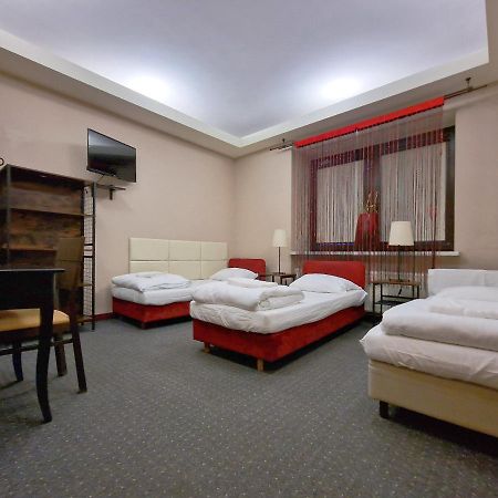 Helvetia Plus B&B - Private Rooms And Apartments Warszawa Eksteriør billede