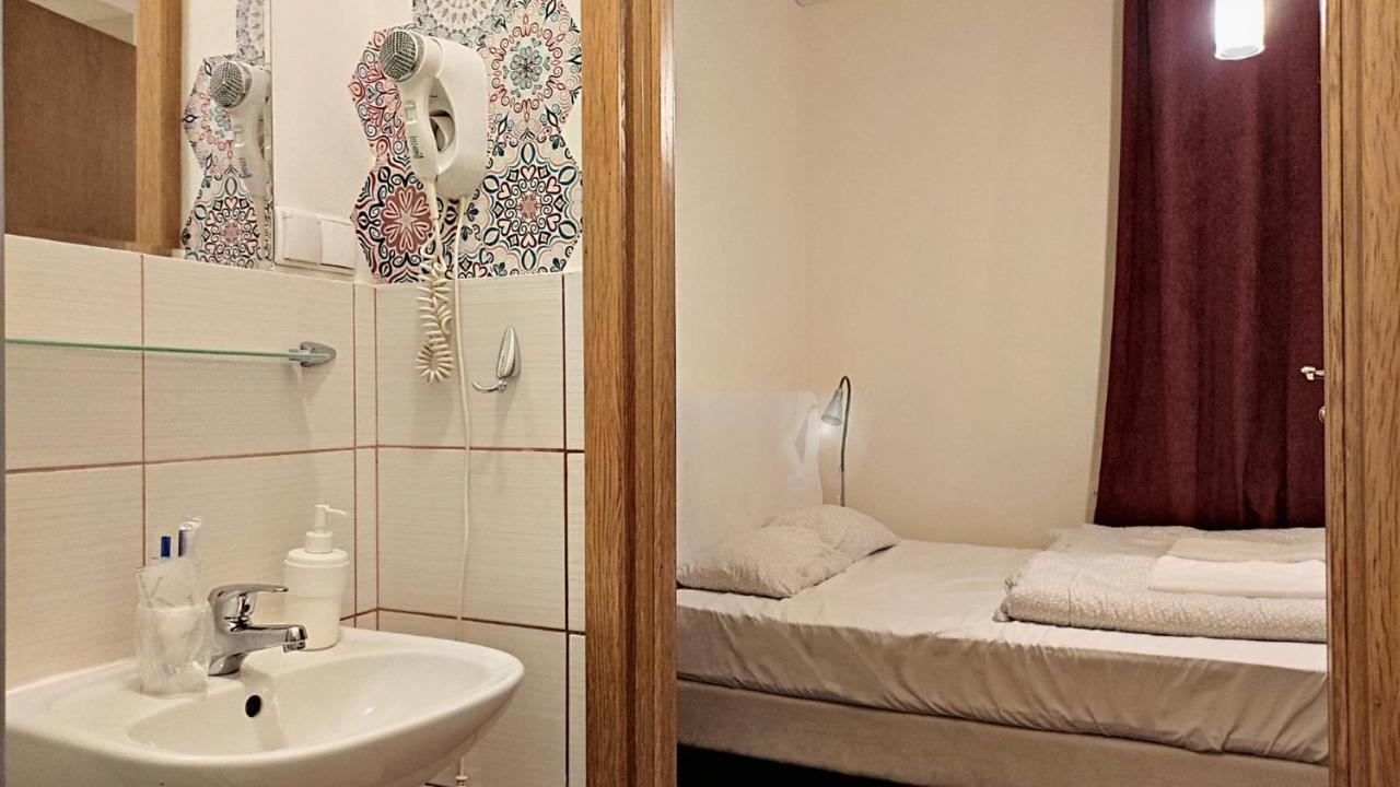 Helvetia Plus B&B - Private Rooms And Apartments Warszawa Eksteriør billede