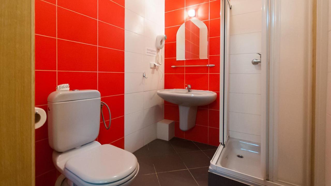 Helvetia Plus B&B - Private Rooms And Apartments Warszawa Eksteriør billede