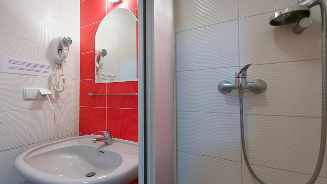 Helvetia Plus B&B - Private Rooms And Apartments Warszawa Eksteriør billede